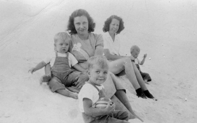 Gail, Vera and Kids at White Sands Gail, Vera and Kids at White Sands